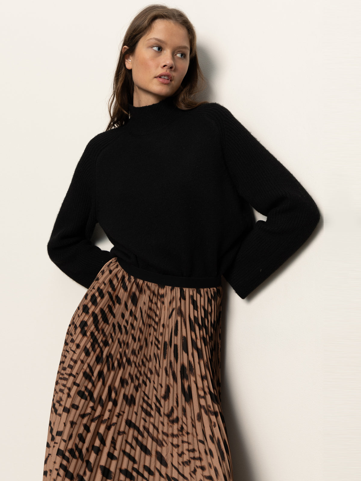 NOSTALGIA PLEATED MIDI SKIRT - MOCHA LEO