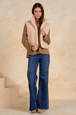 Reversible Sherpa Vest - Mocha